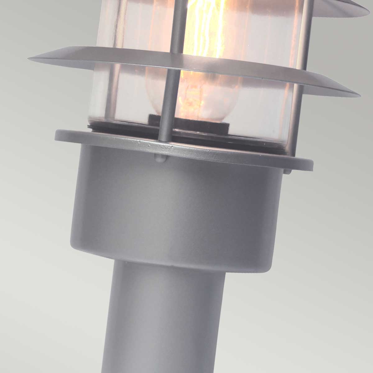 Helsingor 30cm Plata De Elstead Lighting - Tillverkad av rostfritt st&aring;l i silverfinish och glas, erbjuder den en slitstark och v&auml;derbest&auml;ndig konstruktion som &auml;r perfekt f&ouml;r entr&eacute;er, tr&auml;dg&aring;rdsg&aring;ngar och uteplatser.