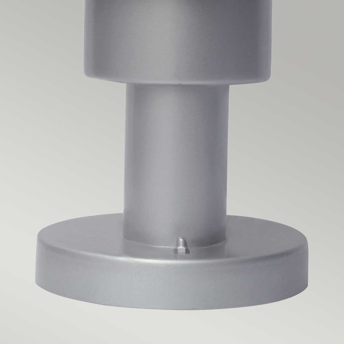 Helsingor 30cm Plata De Elstead Lighting - Tillverkad av rostfritt st&aring;l i silverfinish och glas, erbjuder den en slitstark och v&auml;derbest&auml;ndig konstruktion som &auml;r perfekt f&ouml;r entr&eacute;er, tr&auml;dg&aring;rdsg&aring;ngar och uteplatser.