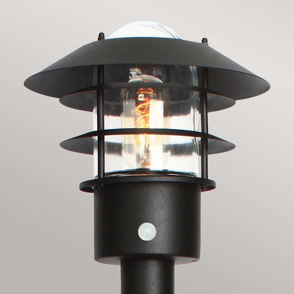 Helsingor PIR 100cm Negro balizas De Elstead Lighting - Tillverkad av rostfritt st&aring;l i svart finish och glas, erbjuder den en robust och v&auml;derbest&auml;ndig konstruktion som &auml;r perfekt vid uppfarter, entr&eacute;er eller tr&auml;dg&aring;rdsg&aring;ngar.