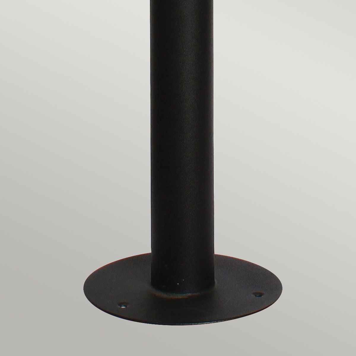 Helsingor PIR 100cm Negro balizas De Elstead Lighting - Tillverkad av rostfritt st&aring;l i svart finish och glas, erbjuder den en robust och v&auml;derbest&auml;ndig konstruktion som &auml;r perfekt vid uppfarter, entr&eacute;er eller tr&auml;dg&aring;rdsg&aring;ngar.