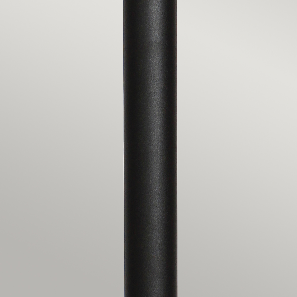 Helsingor PIR 100cm Negro balizas De Elstead Lighting - Tillverkad av rostfritt st&aring;l i svart finish och glas, erbjuder den en robust och v&auml;derbest&auml;ndig konstruktion som &auml;r perfekt vid uppfarter, entr&eacute;er eller tr&auml;dg&aring;rdsg&aring;ngar.
