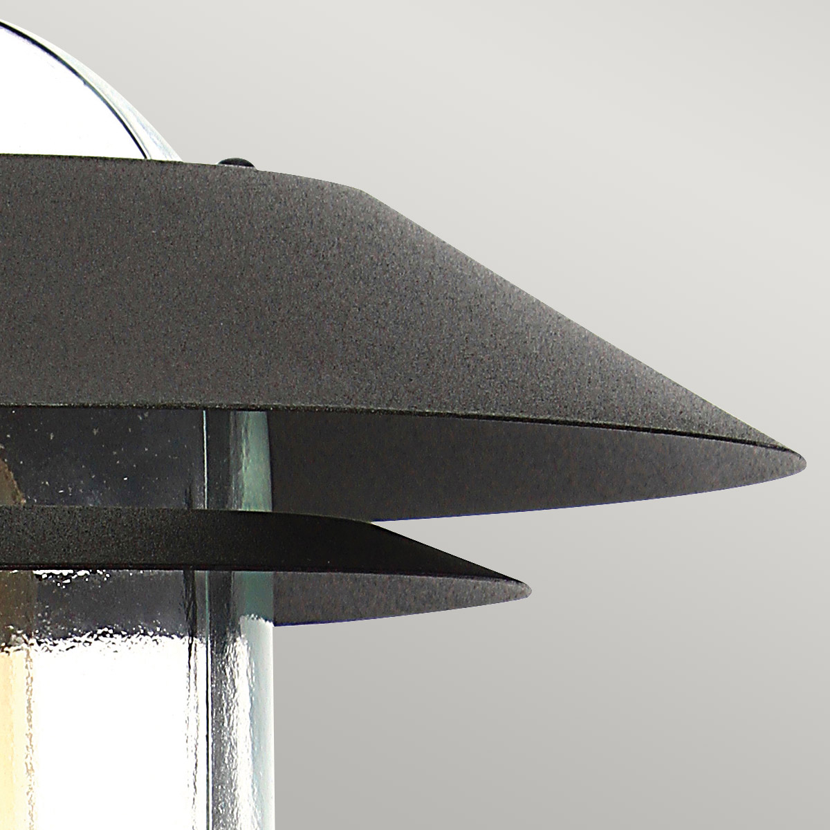 Helsingor PIR 30cm Negro De Elstead Lighting - Tillverkad av rostfritt st&aring;l i svart finish och glas, erbjuder den en robust och v&auml;derbest&auml;ndig konstruktion som &auml;r perfekt vid uppfarter, entr&eacute;er eller tr&auml;dg&aring;rdsg&aring;ngar.