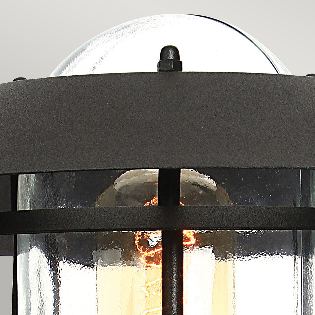 Helsingor PIR 30cm Negro De Elstead Lighting - Tillverkad av rostfritt st&aring;l i svart finish och glas, erbjuder den en robust och v&auml;derbest&auml;ndig konstruktion som &auml;r perfekt vid uppfarter, entr&eacute;er eller tr&auml;dg&aring;rdsg&aring;ngar.