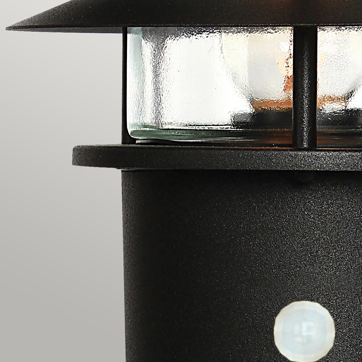 Helsingor PIR 30cm Negro De Elstead Lighting - Tillverkad av rostfritt st&aring;l i svart finish och glas, erbjuder den en robust och v&auml;derbest&auml;ndig konstruktion som &auml;r perfekt vid uppfarter, entr&eacute;er eller tr&auml;dg&aring;rdsg&aring;ngar.