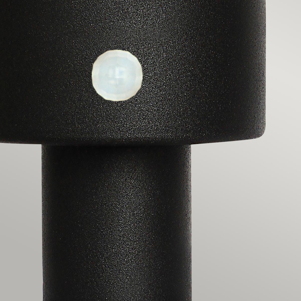 Helsingor PIR 30cm Negro De Elstead Lighting - Tillverkad av rostfritt st&aring;l i svart finish och glas, erbjuder den en robust och v&auml;derbest&auml;ndig konstruktion som &auml;r perfekt vid uppfarter, entr&eacute;er eller tr&auml;dg&aring;rdsg&aring;ngar.