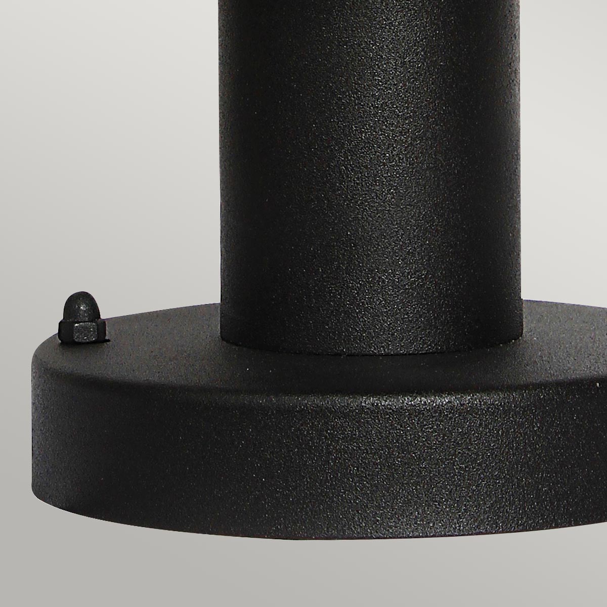 Helsingor PIR 30cm Negro De Elstead Lighting - Tillverkad av rostfritt st&aring;l i svart finish och glas, erbjuder den en robust och v&auml;derbest&auml;ndig konstruktion som &auml;r perfekt vid uppfarter, entr&eacute;er eller tr&auml;dg&aring;rdsg&aring;ngar.