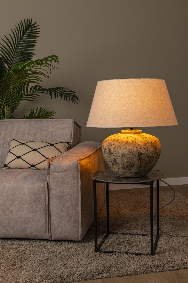 Davina 58cm Marrón lámpara de mesa De Lucide - Su base de cer&aacute;mica de generosas dimensiones, con una hermosa superficie texturizada en tono marr&oacute;n, le confiere un car&aacute;cter &uacute;nico.