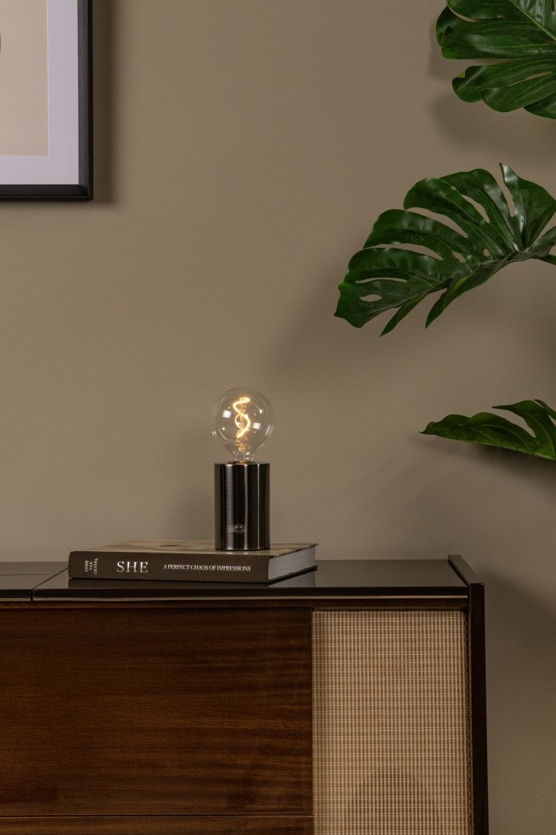 Vivo 23cm Gris oscuro portátil De Lucide - Incorpora una batería recargable que proporciona hasta 6 horas de luz con una carga completa.