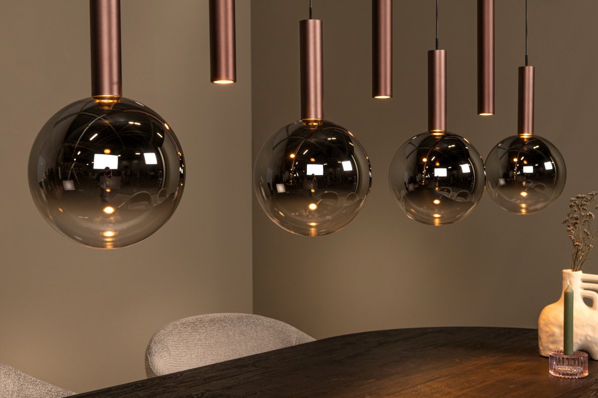 Jamsine 137cm Cobre Lámpas de techo De Lucide - Las pantallas de cristal ahumado proporcionan una luz c&aacute;lida y agradable, mientras que los tres focos emiten una luz focalizada y brillante hacia abajo.