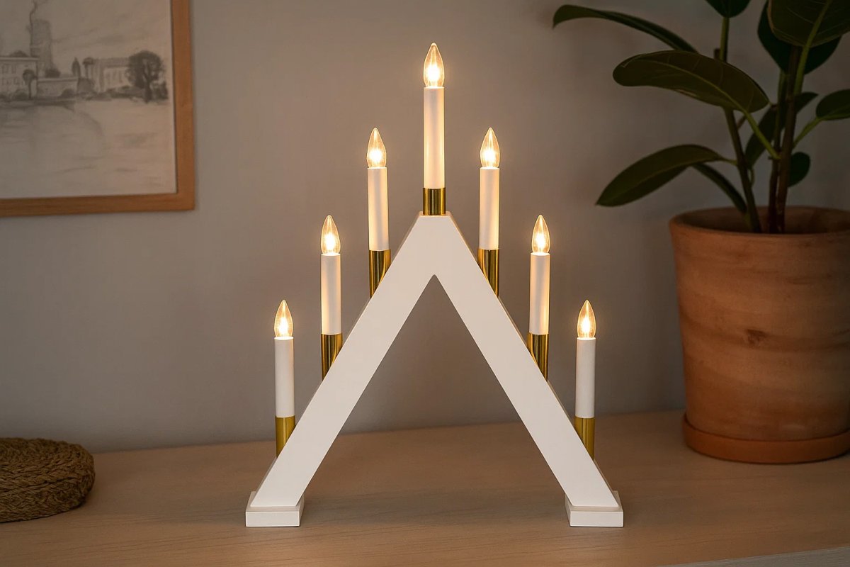 Hilda 7 Blanco De Pixie Design - Hilda es un candelabro cl&aacute;sico de siete brazos realizado en madera.