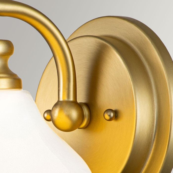 Ainsley Ø16 Latón cepillado lámpara de baño De Elstead Lighting - Su pantalla abovedada de cristal opalino proporciona una luz suave y agradable, y combina a la perfecci&oacute;n con el elegante acabado de lat&oacute;n cepillado.
