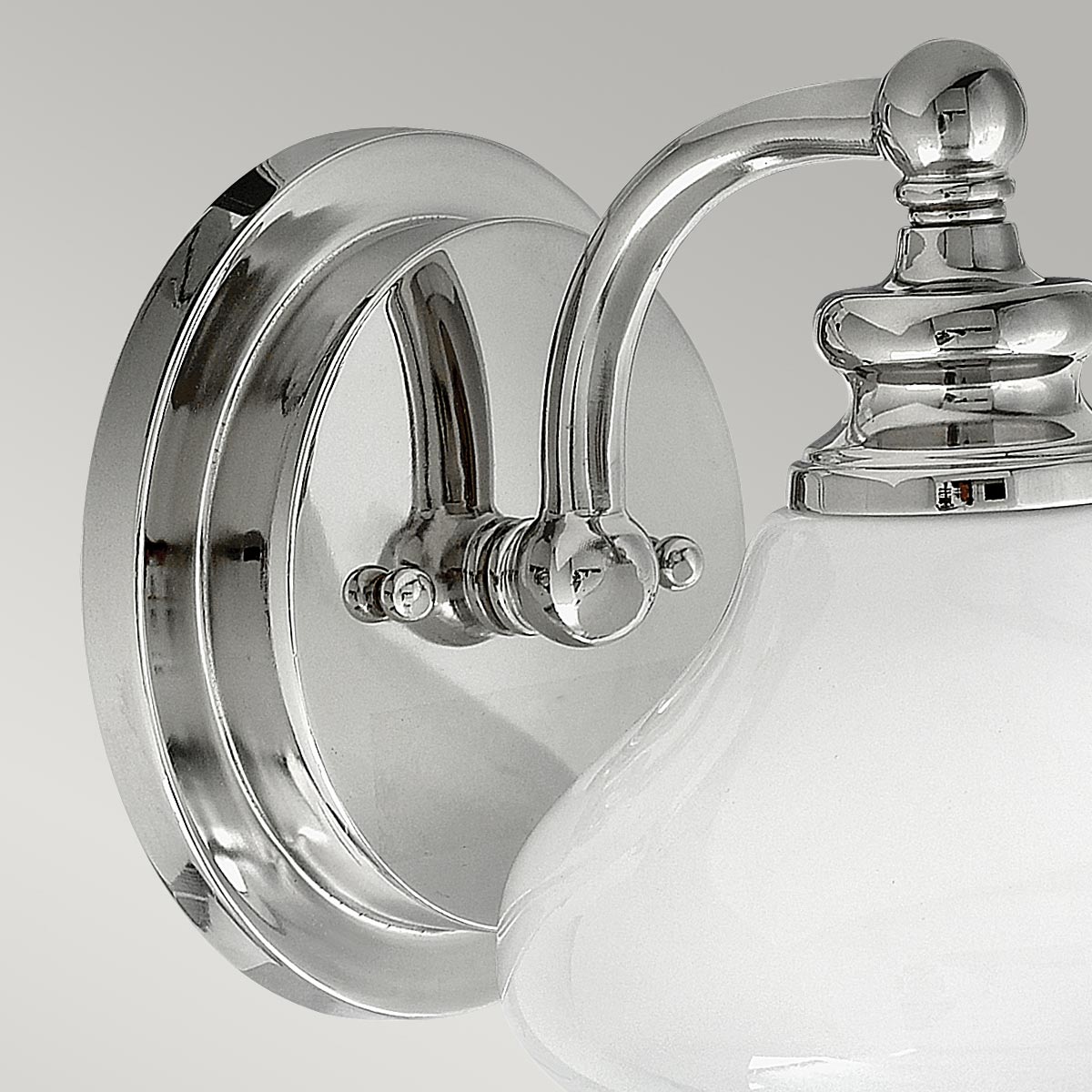 Ainsley Ø16 Cromo pulido lámpara de baño De Elstead Lighting - Su pantalla abovedada de cristal opalino proporciona una luz suave y agradable, y armoniza a la perfección con el elegante cromo pulido.