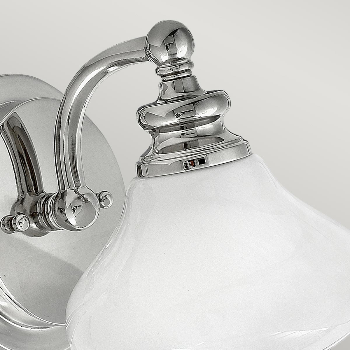 Ainsley Ø16 Cromo pulido lámpara de baño De Elstead Lighting - Su pantalla abovedada de cristal opalino proporciona una luz suave y agradable, y armoniza a la perfección con el elegante cromo pulido.