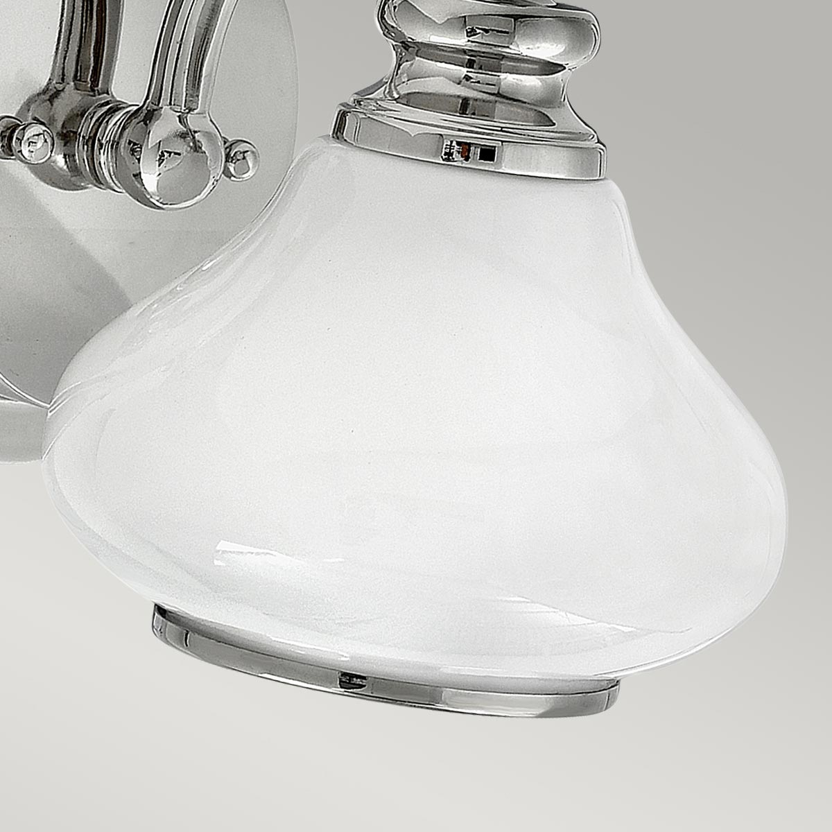 Ainsley Ø16 Cromo pulido lámpara de baño De Elstead Lighting - Su pantalla abovedada de cristal opalino proporciona una luz suave y agradable, y armoniza a la perfección con el elegante cromo pulido.