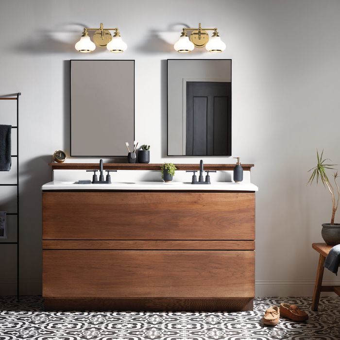 Ainsley 40cm Latón cepillado lámpara de baño De Elstead Lighting - Las pantallas de cristal opalino abovedado proporcionan una luz suave y agradable, que armoniza a la perfecci&oacute;n con el elegante acabado de lat&oacute;n cepillado.