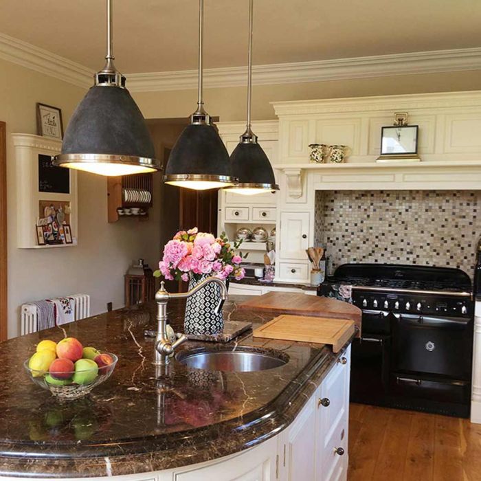 Amelia Ø32 Zinc antiguo Lámpas de techo De Elstead Lighting - Kupolen har en etsad prismatisk bottenlins, och denna helmetalliska versionen i antik-zink har en autentisk vintagelook.