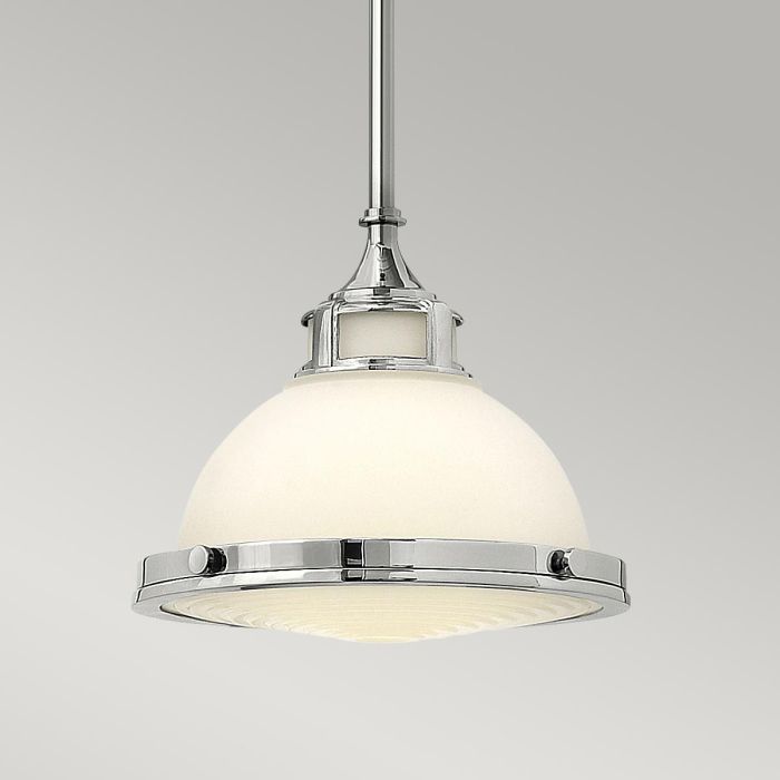 Amelia Ø30 Cromo Lámpas de techo De Elstead Lighting - Amelia har en klassisk pendeldesign som f&ouml;rnyar vintage-detaljer med ett gjutet glasf&auml;ste, en gjuten metallram samt framtr&auml;dande g&aring;ngj&auml;rn och sp&auml;nnen.