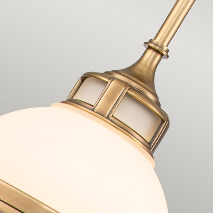 Amelia Ø30 Latón Lámpas de techo De Elstead Lighting - Amelia har en klassisk pendeldesign som f&ouml;rnyar vintage-detaljer med ett gjutet glasf&auml;ste, en gjuten metallram samt framtr&auml;dande g&aring;ngj&auml;rn och sp&auml;nnen.