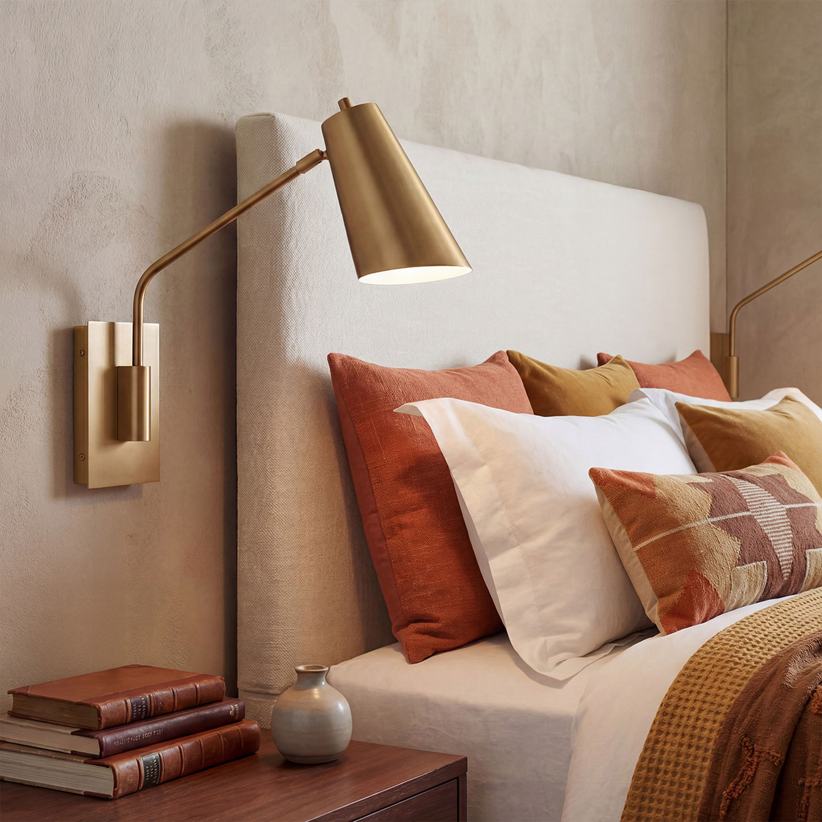 Bray 42cm Latón lámpara de lectura De Elstead Lighting - Su dise&ntilde;o estilizado la hace ideal como l&aacute;mpara de mesilla, de sof&aacute; o de sill&oacute;n.