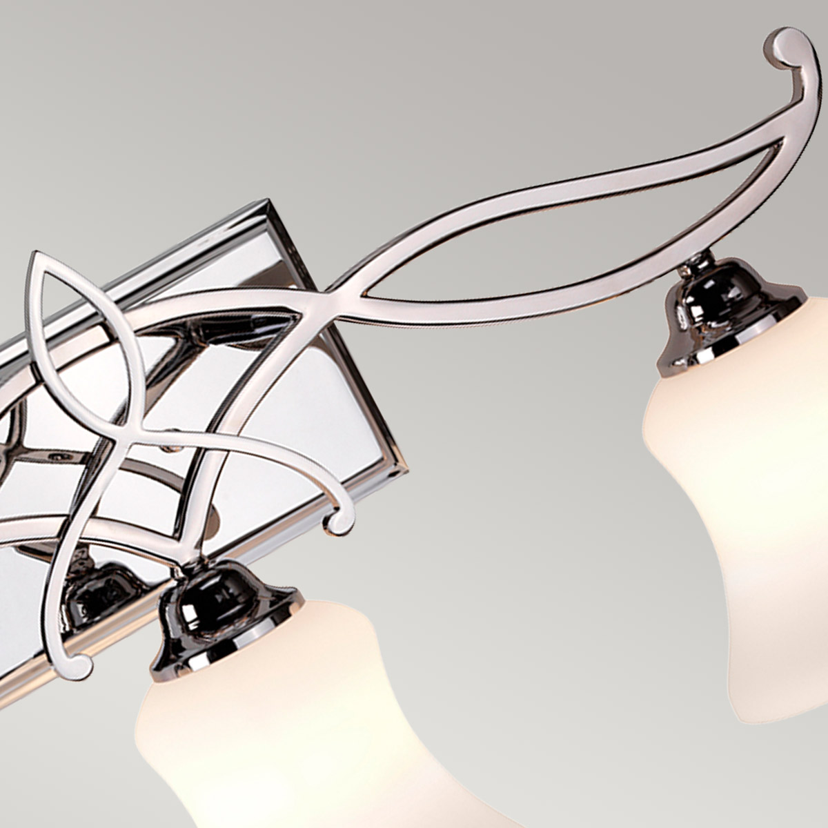 Brooke 60cm Cromo pulido lámpara de baño De Elstead Lighting - La l&aacute;mpara de pared Brooke presenta un dise&ntilde;o tradicional moderno con un detalle minimalista de volutas forjadas en cromo pulido que complementa elegantemente el vidrio opalino grabado.