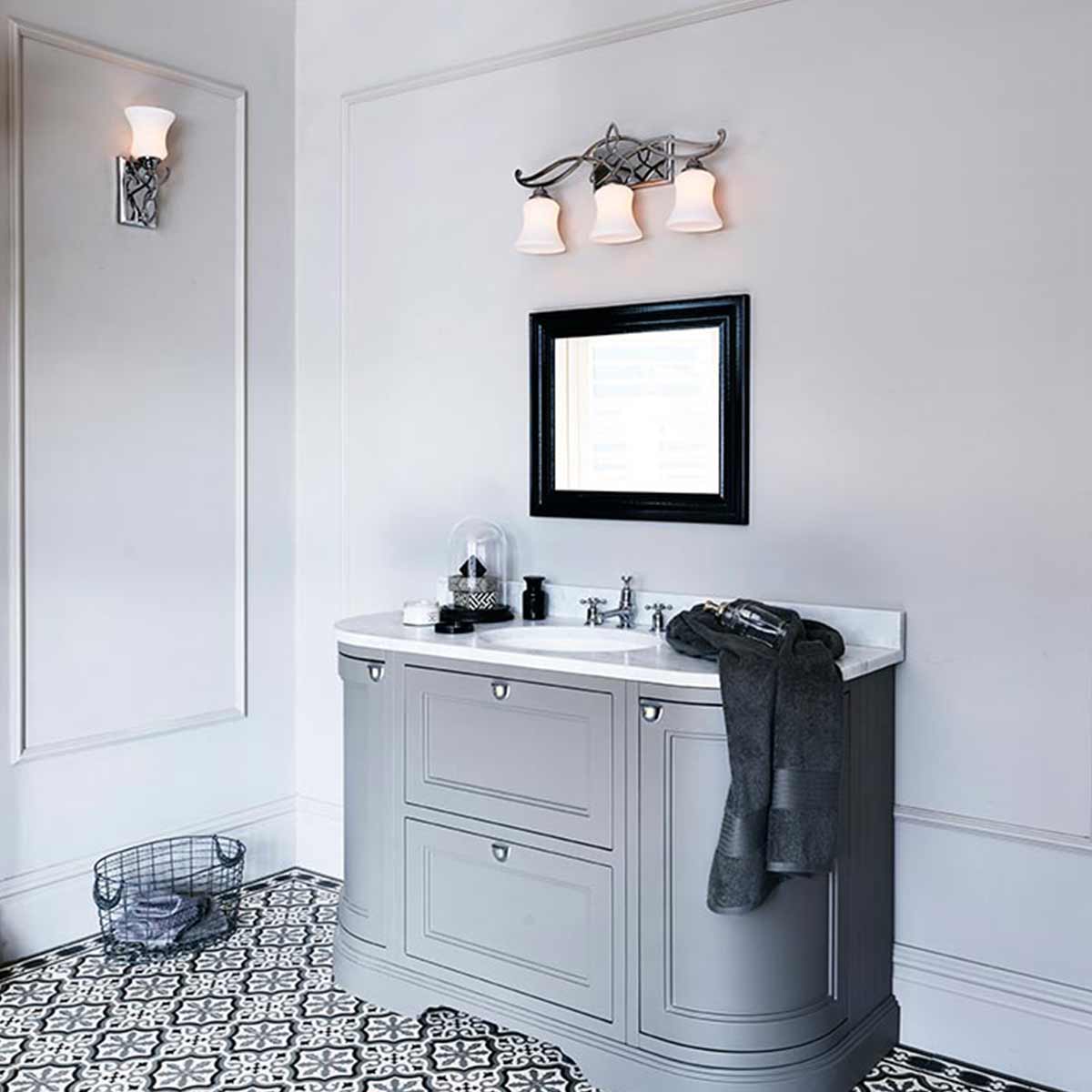 Brooke 60cm Cromo pulido lámpara de baño De Elstead Lighting - La l&aacute;mpara de pared Brooke presenta un dise&ntilde;o tradicional moderno con un detalle minimalista de volutas forjadas en cromo pulido que complementa elegantemente el vidrio opalino grabado.