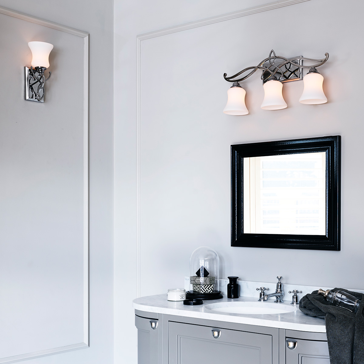 Brooke 60cm Cromo pulido lámpara de baño De Elstead Lighting - La l&aacute;mpara de pared Brooke presenta un dise&ntilde;o tradicional moderno con un detalle minimalista de volutas forjadas en cromo pulido que complementa elegantemente el vidrio opalino grabado.