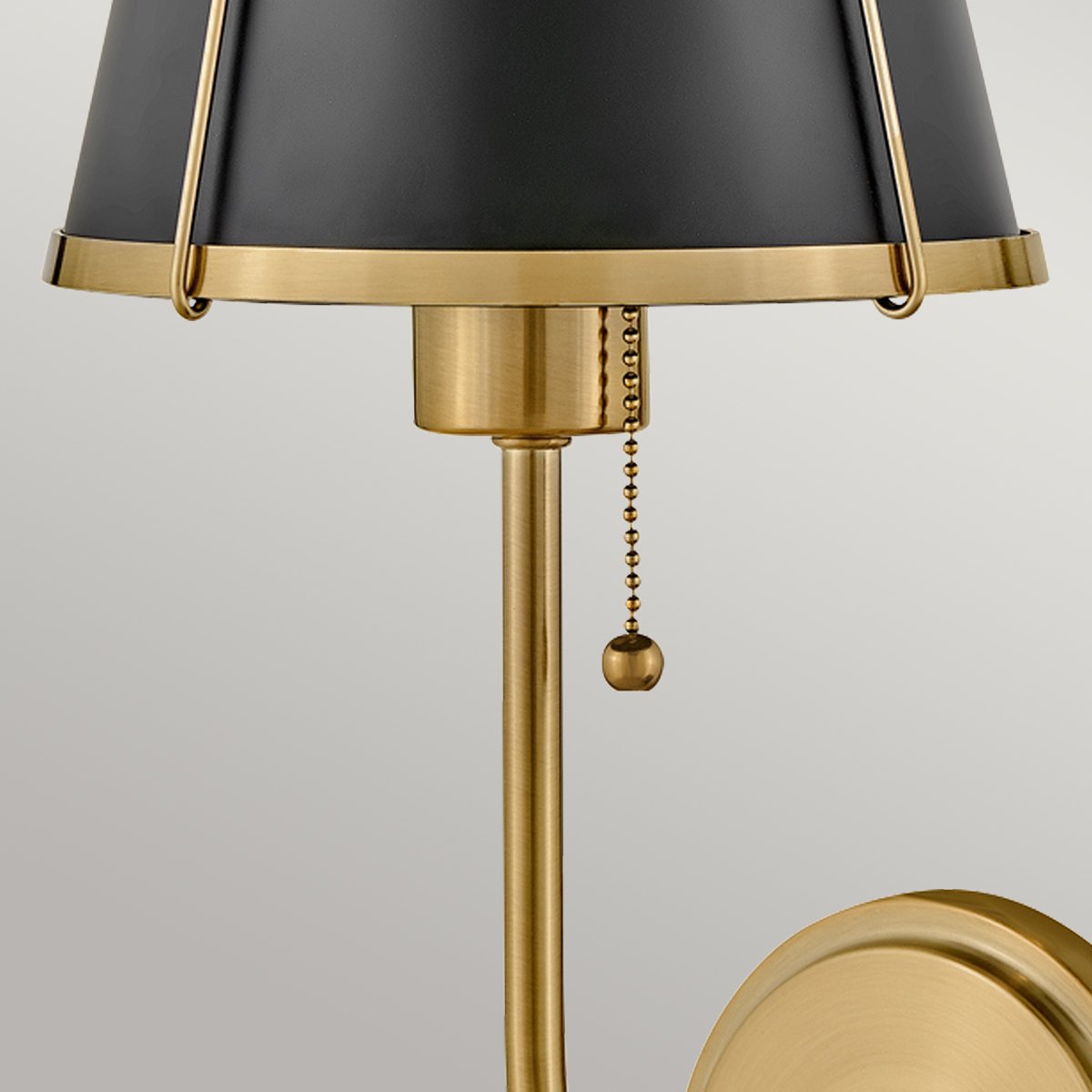 Clarke 40cm Latón/negro lámpara de pared De Elstead Lighting - La elegante lámpara de pared Clarke está fabricada en acero y presenta un hermoso acabado en latón cálido y una elegante pantalla negra.