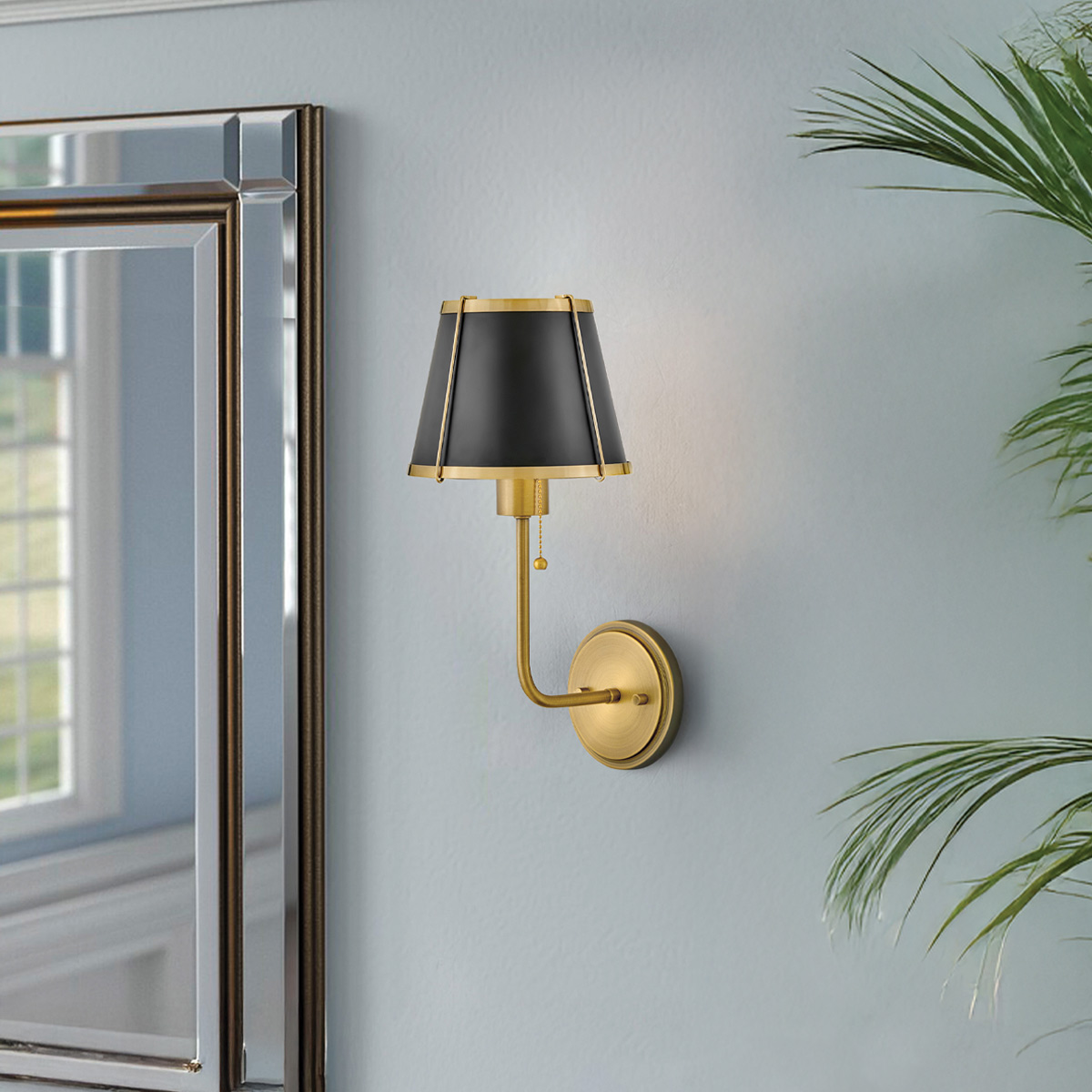 Clarke 40cm Latón/negro lámpara de pared De Elstead Lighting - La elegante lámpara de pared Clarke está fabricada en acero y presenta un hermoso acabado en latón cálido y una elegante pantalla negra.