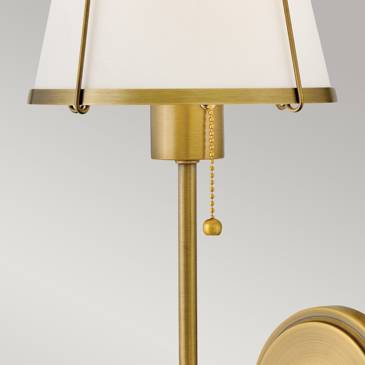 Clarke 40cm Latón/blanco lámpara de pared De Elstead Lighting - Clarke es una elegante lámpara de pared de acero con un precioso acabado en latón cálido y una pantalla de lino blanco.