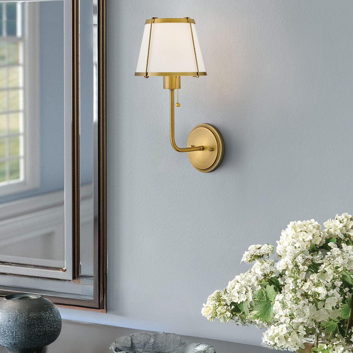 Clarke 40cm Latón/blanco lámpara de pared De Elstead Lighting - Clarke es una elegante lámpara de pared de acero con un precioso acabado en latón cálido y una pantalla de lino blanco.