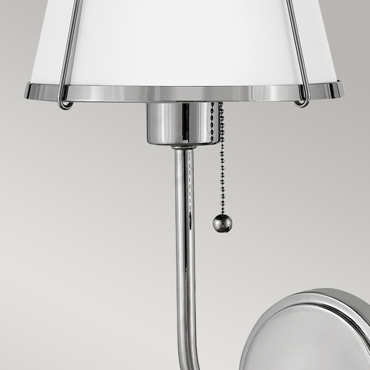 Clarke 40cm Níquel/blanco lámpara de pared De Elstead Lighting - La elegante lámpara de pared Clarke está fabricada en acero y presenta un hermoso acabado en níquel pulido y una elegante pantalla blanca.
