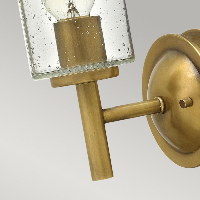 Collier 26cm Latón antiguo lámpara de pared De Elstead Lighting - Gjutna knappar, g&aring;ngj&auml;rn och st&auml;nger i en finish av klassisk m&auml;ssing ger en sofistikerad elegans som &auml;r b&aring;de modern och tidl&ouml;s.