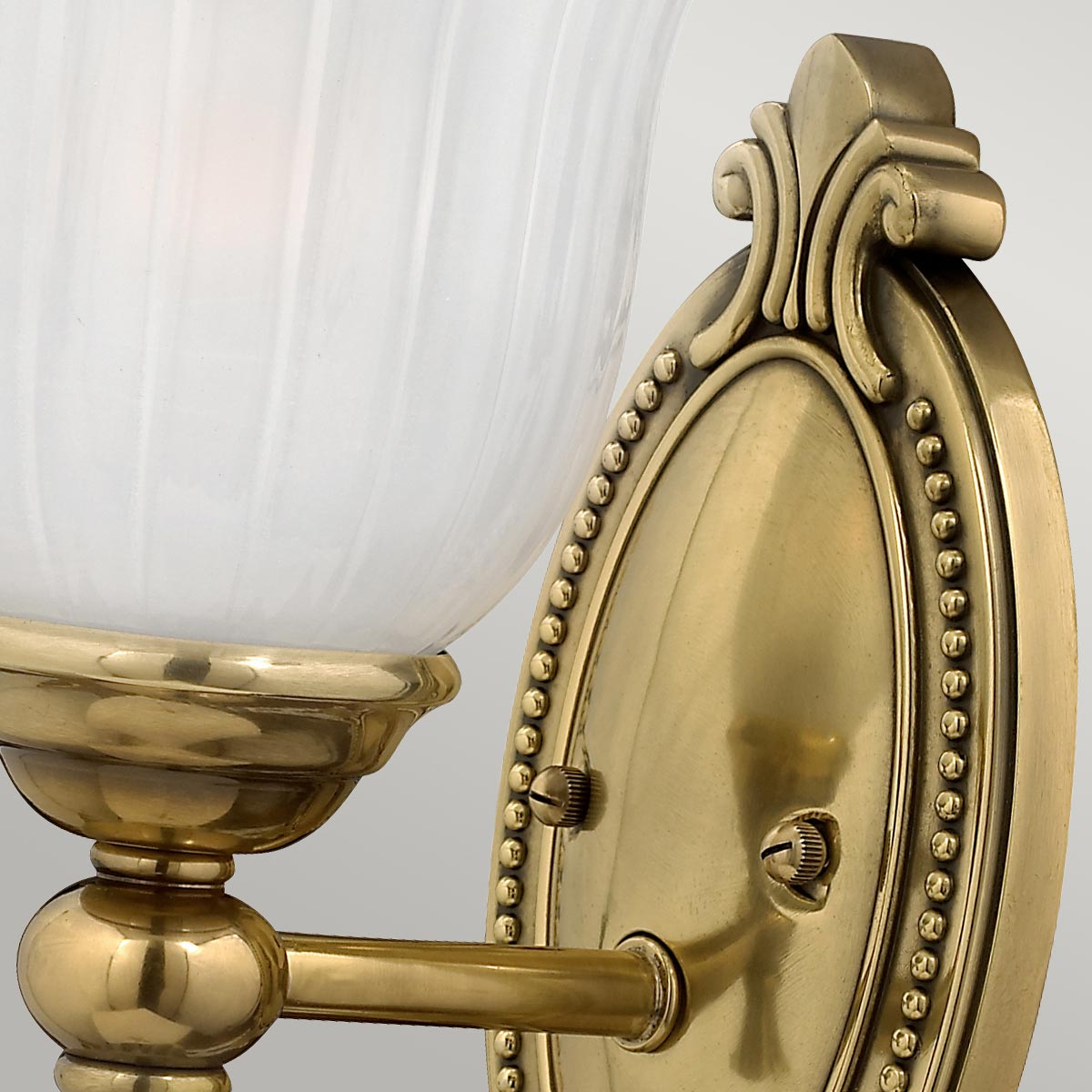 Francoise Ø15 Latón lámpara de baño De Elstead Lighting - Cuenta con una hermosa pantalla de vidrio esmerilado con un diseño acanalado que proyecta una luz suave, y la base decorativa de latón agrega un toque elegante.