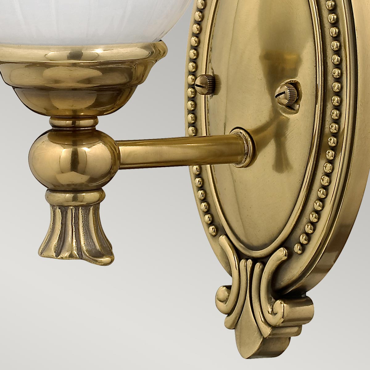 Francoise Ø15 Latón lámpara de baño De Elstead Lighting - Cuenta con una hermosa pantalla de vidrio esmerilado con un diseño acanalado que proyecta una luz suave, y la base decorativa de latón agrega un toque elegante.