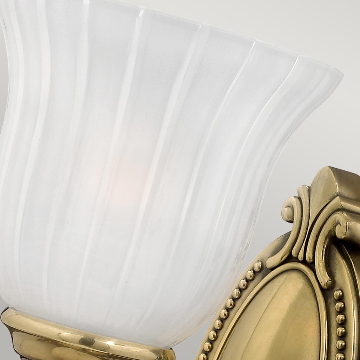 Francoise Ø15 Latón lámpara de baño De Elstead Lighting - Cuenta con una hermosa pantalla de vidrio esmerilado con un diseño acanalado que proyecta una luz suave, y la base decorativa de latón agrega un toque elegante.