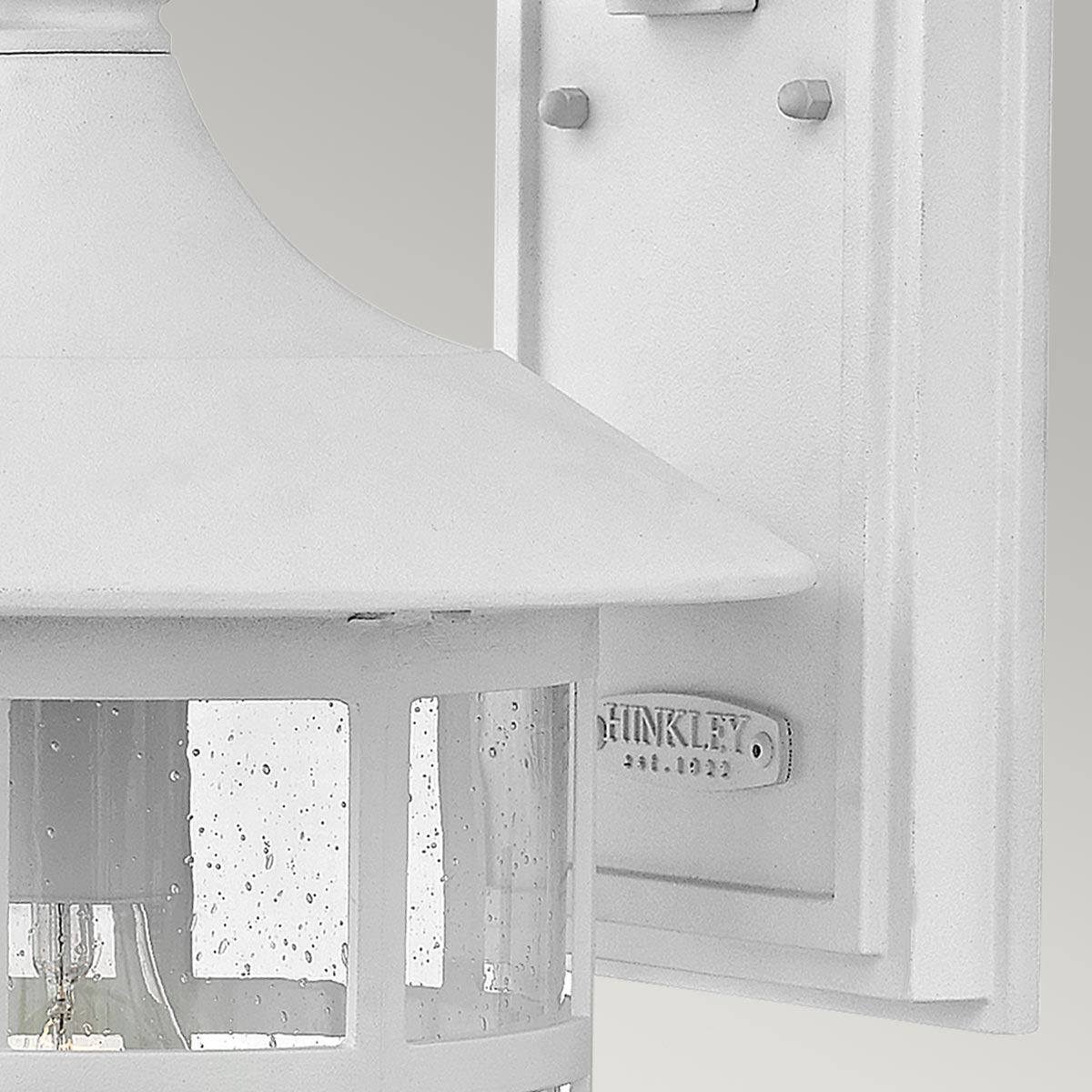 Freeport 40cm Blanco lámpara de exterior De Elstead Lighting - Freeport es una lámpara de pared para exterior encantadora y clásica que combina un diseño tradicional con una durabilidad moderna.