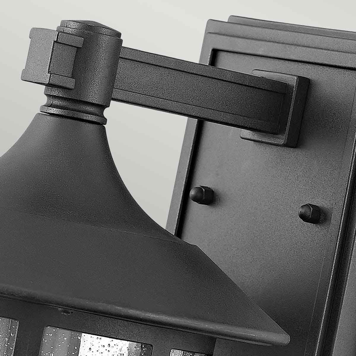 Freeport 30cm Negro lámpara de exterior De Elstead Lighting - Freeport es una lámpara de pared para exterior encantadora y clásica que combina un diseño tradicional con una durabilidad moderna.
