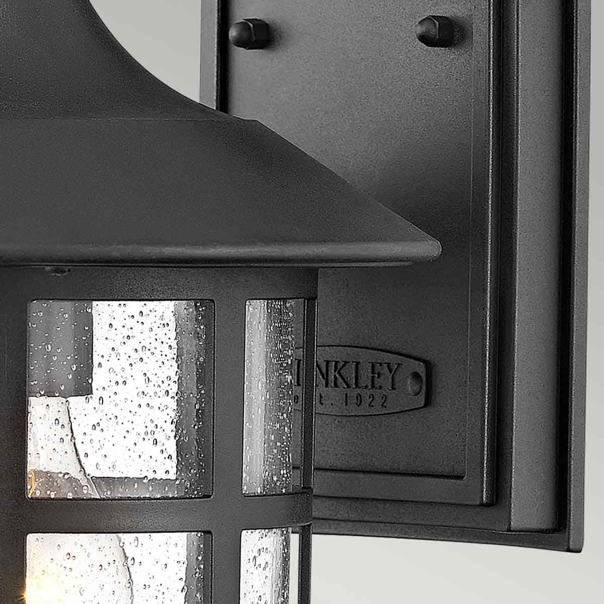 Freeport 30cm Negro lámpara de exterior De Elstead Lighting - Freeport es una lámpara de pared para exterior encantadora y clásica que combina un diseño tradicional con una durabilidad moderna.