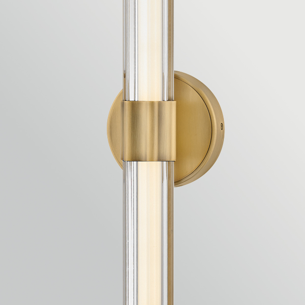 Georgette 60cm Latón lámpara de baño De Elstead Lighting - Georgette es una elegante lámpara de pared para baño con un diseño decorativo y simétrico.