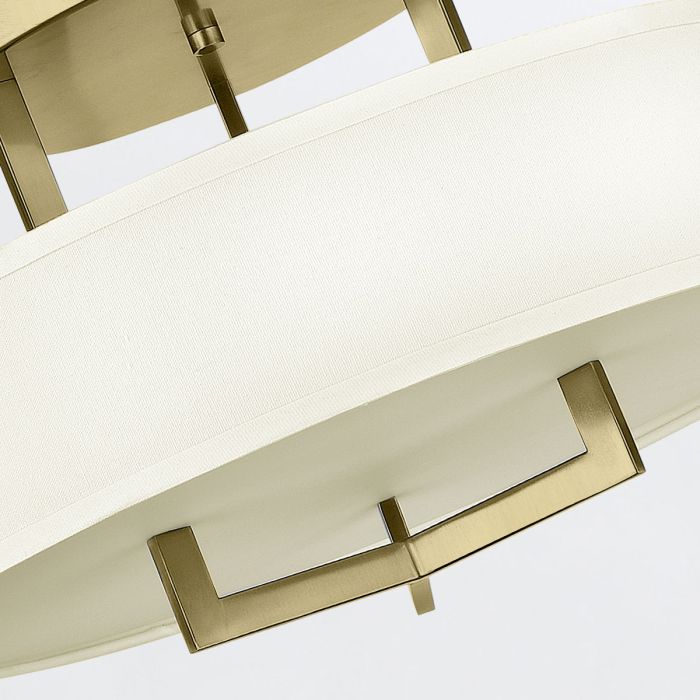 Hampton Ø50 Latón cepillado plafón De Elstead Lighting - Su marco de lat&oacute;n cepillado le confiere un aspecto exclusivo y se complementa con una pantalla de lino color crema que proporciona una luz suave y agradable.