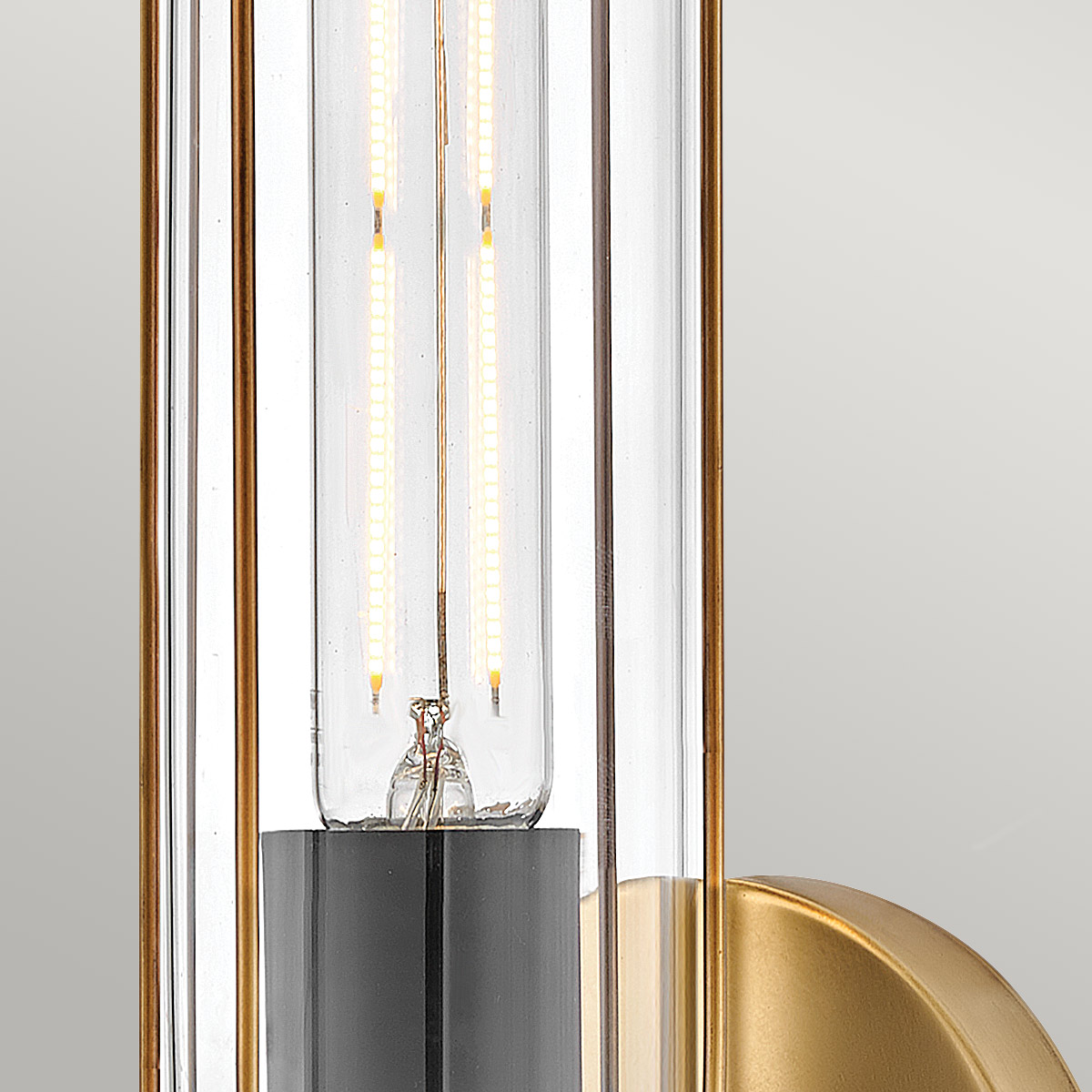 Masthead 35cm Latón lámpara de baño De Elstead Lighting - El cilindro de vidrio transparente encierra la fuente de luz y crea una distribución de luz uniforme y agradable.