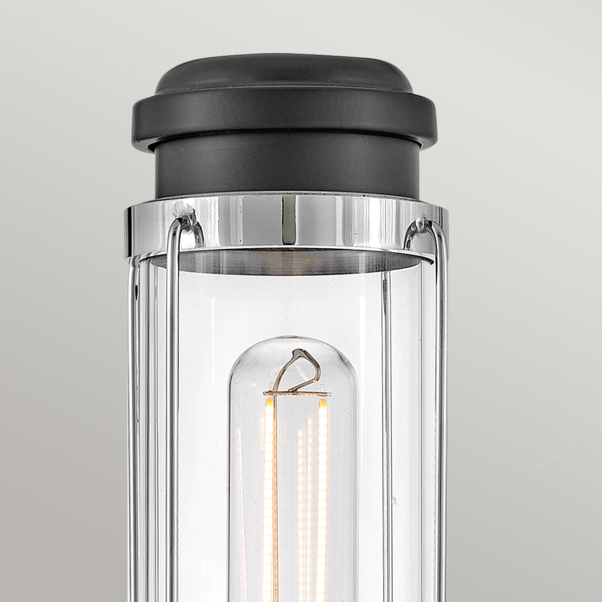Masthead 35cm Cromo lámpara de baño De Elstead Lighting - El cilindro de vidrio transparente encierra la fuente de luz y crea una distribución de luz uniforme y agradable.