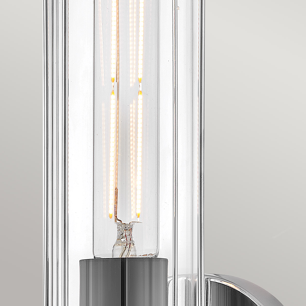 Masthead 35cm Cromo lámpara de baño De Elstead Lighting - El cilindro de vidrio transparente encierra la fuente de luz y crea una distribución de luz uniforme y agradable.