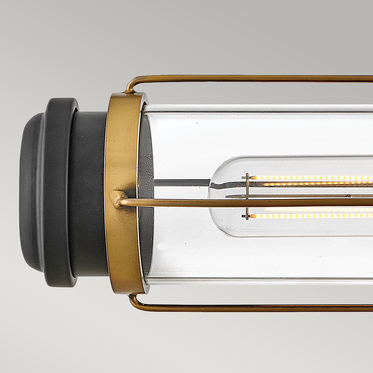 Masthead 60cm Latón lámpara de baño De Elstead Lighting - Está equipado con dos cilindros de vidrio transparente que rodean las fuentes de luz y garantizan una distribución uniforme y agradable de la luz.