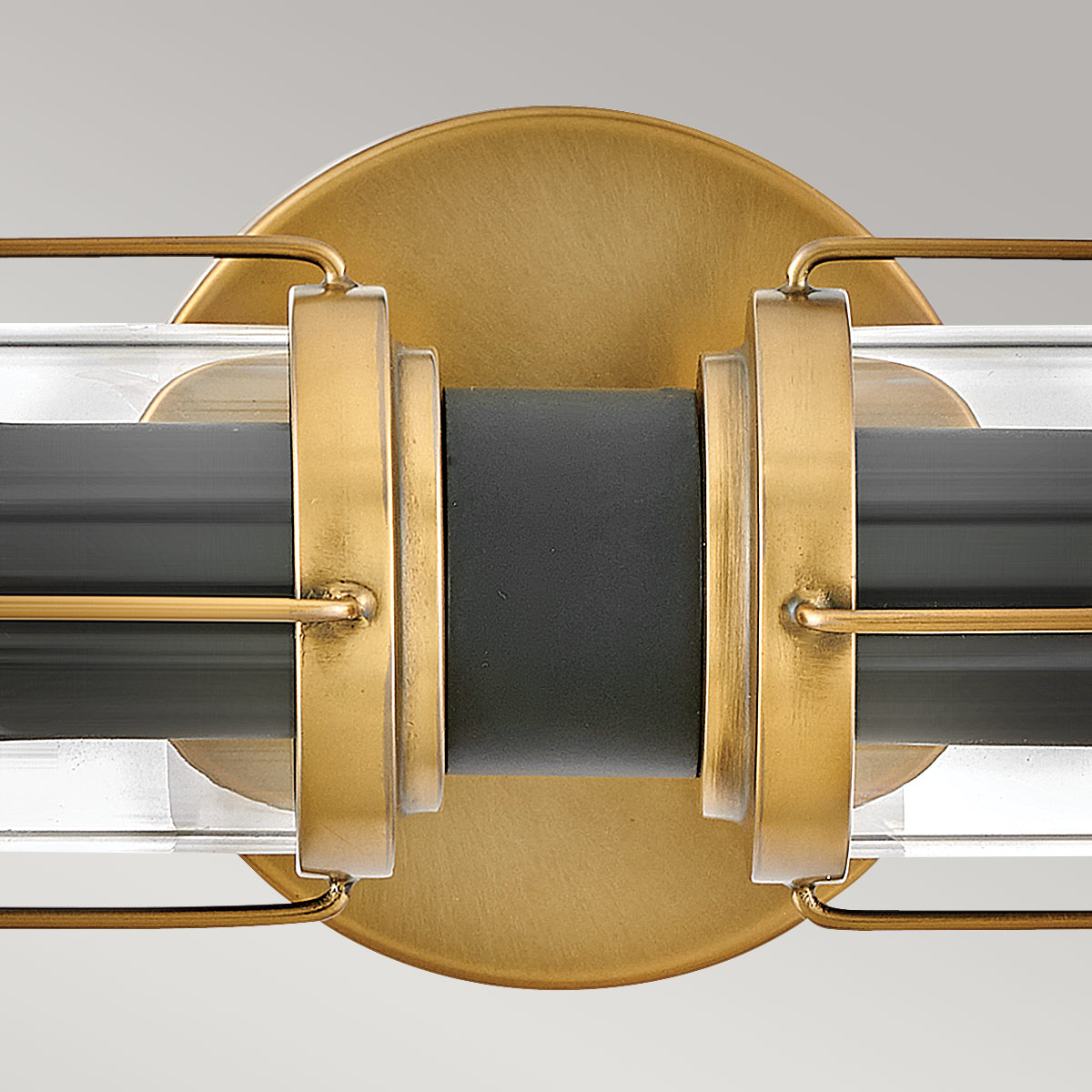 Masthead 60cm Latón lámpara de baño De Elstead Lighting - Está equipado con dos cilindros de vidrio transparente que rodean las fuentes de luz y garantizan una distribución uniforme y agradable de la luz.