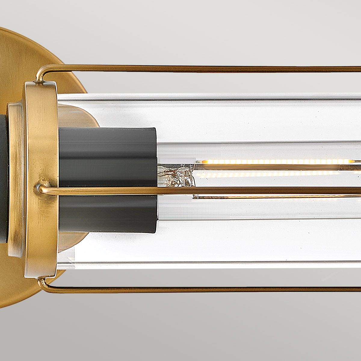 Masthead 60cm Latón lámpara de baño De Elstead Lighting - Está equipado con dos cilindros de vidrio transparente que rodean las fuentes de luz y garantizan una distribución uniforme y agradable de la luz.