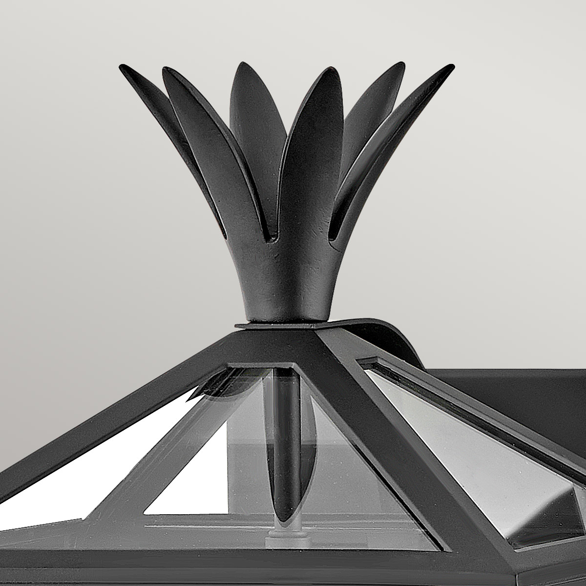 Palma Negro lámpara de exterior De Elstead Lighting - Construido en aluminio con vidrio transparente, Palma ofrece durabilidad y un toque de encanto antiguo, perfecto para uso en exteriores.