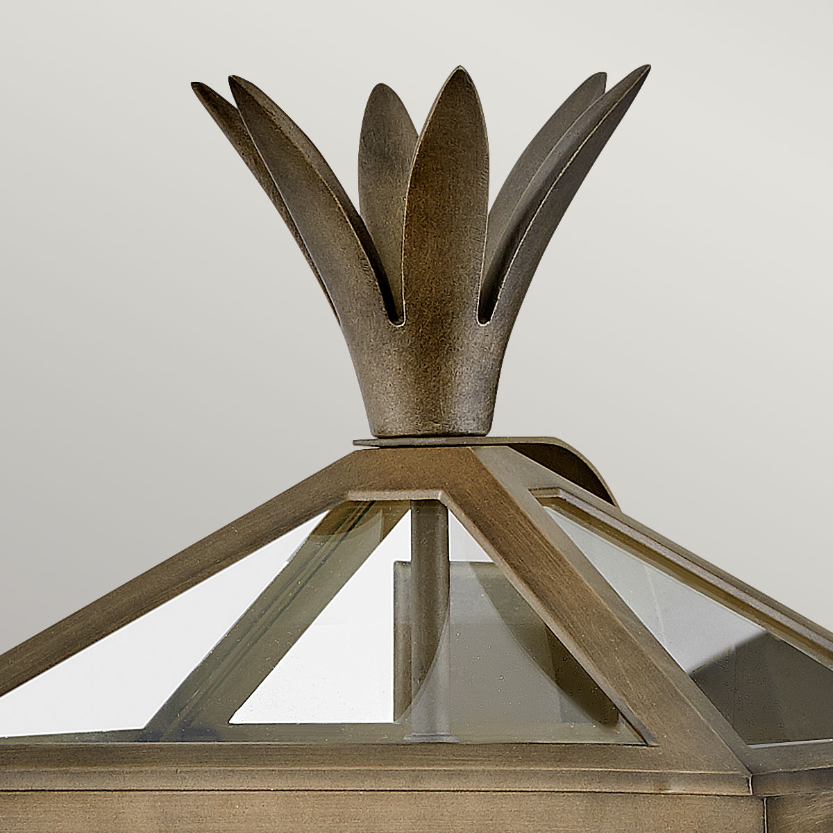Palma Bronce lámpara de exterior De Elstead Lighting - Construido en aluminio con vidrio transparente, Palma ofrece durabilidad y un toque de encanto antiguo, perfecto para uso en exteriores.
