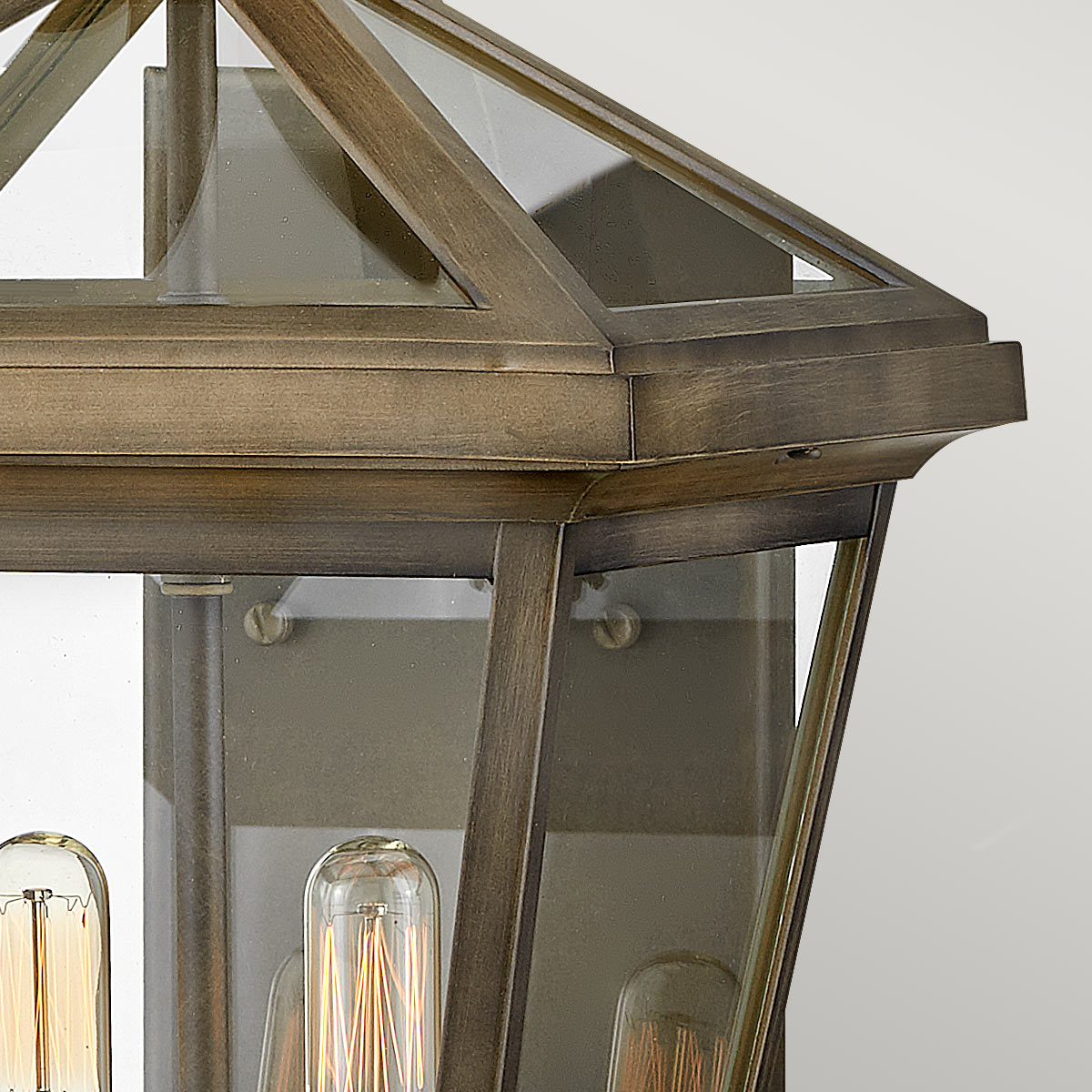 Palma Bronce lámpara de exterior De Elstead Lighting - Construido en aluminio con vidrio transparente, Palma ofrece durabilidad y un toque de encanto antiguo, perfecto para uso en exteriores.