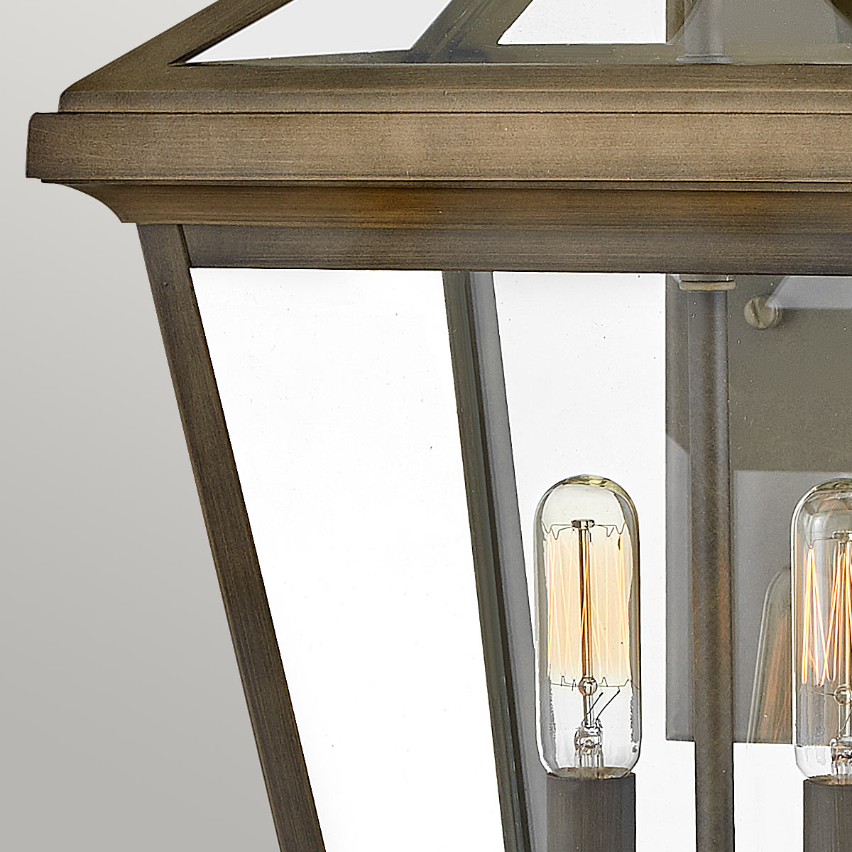 Palma Bronce lámpara de exterior De Elstead Lighting - Construido en aluminio con vidrio transparente, Palma ofrece durabilidad y un toque de encanto antiguo, perfecto para uso en exteriores.